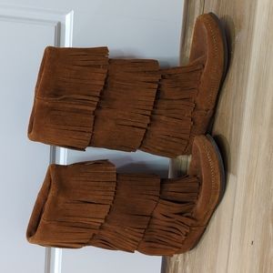 Minnetonka fringe boots size 8
